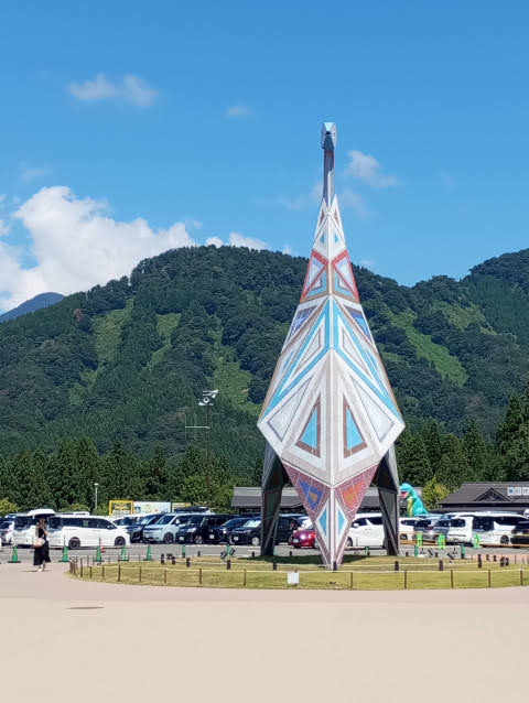 大きなオブジェはカラフルな配色でした