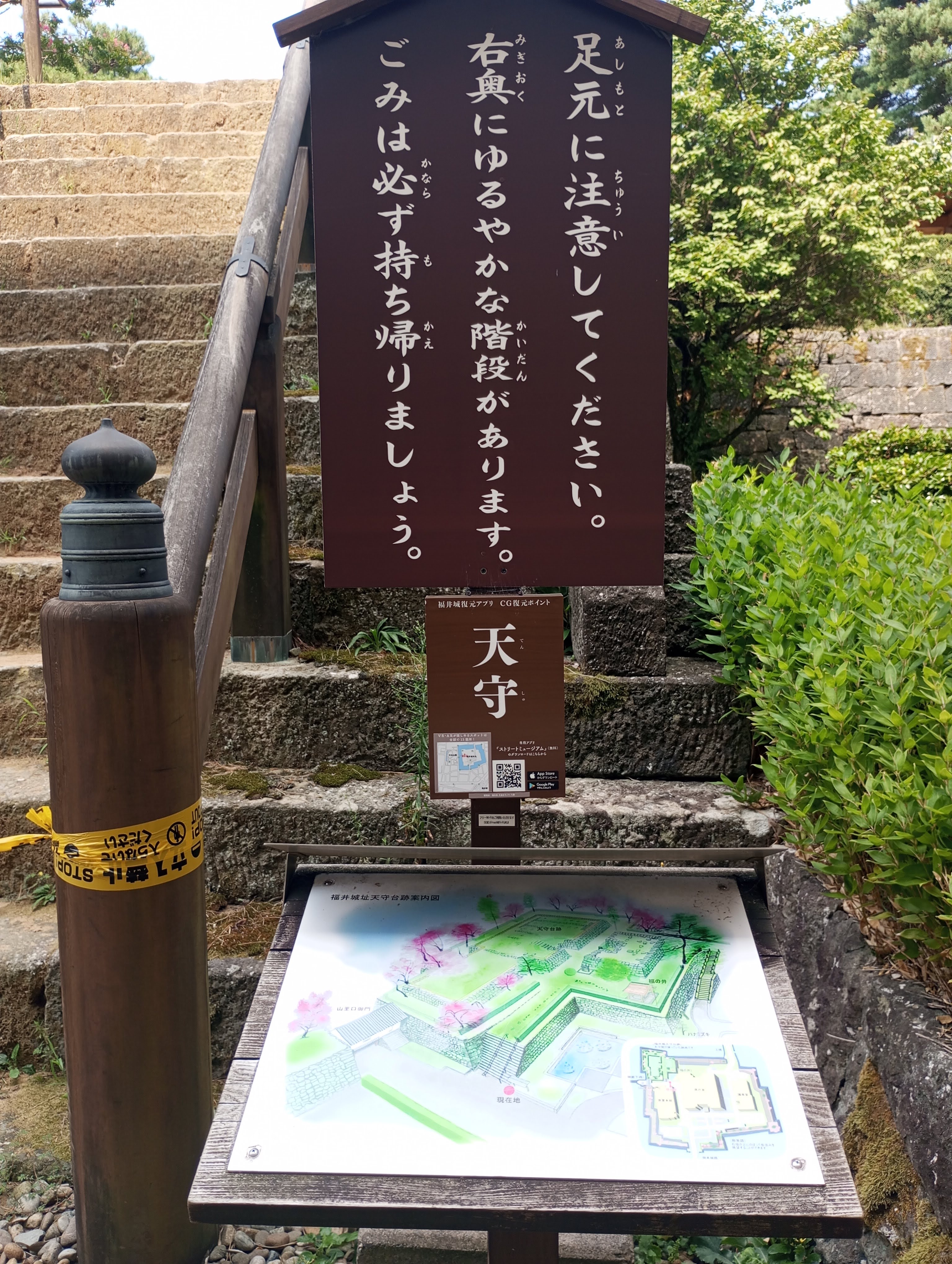 天守にも階段で登れて上から見下ろすことも出来ます