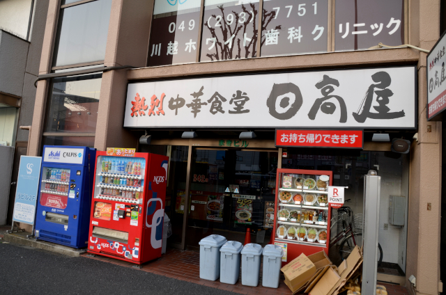 ベンチにも服を着た恐竜博士が設置されていて、写真スポットとなっています