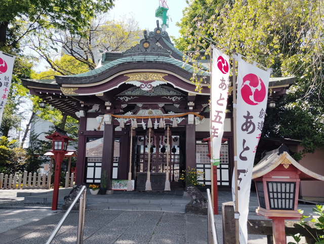 ベンチにも服を着た恐竜博士が設置されていて、写真スポットとなっています