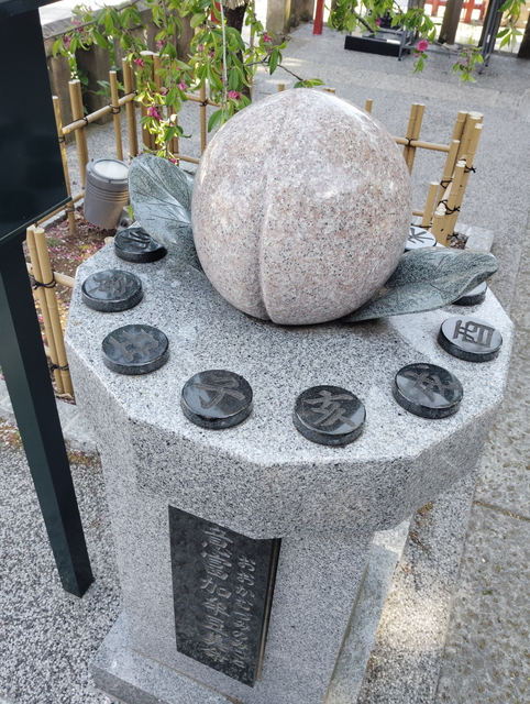 ベンチにも服を着た恐竜博士が設置されていて、写真スポットとなっています