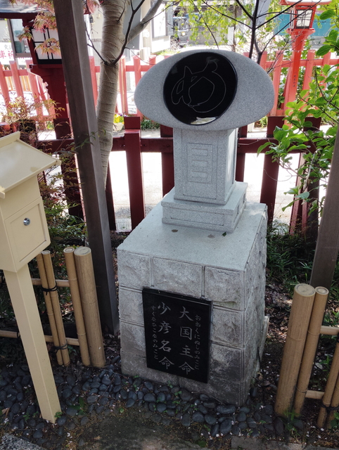 ベンチにも服を着た恐竜博士が設置されていて、写真スポットとなっています