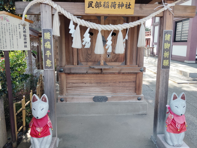 ベンチにも服を着た恐竜博士が設置されていて、写真スポットとなっています