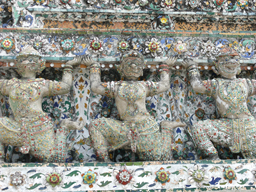 タイ・バンコクの壁仏像